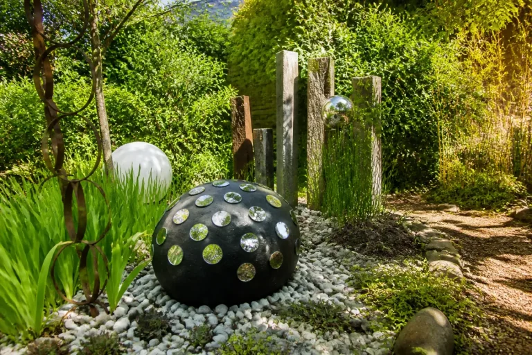 Sculptures uniques et éléments naturels pour une décoration de jardin originale élégante et moderne