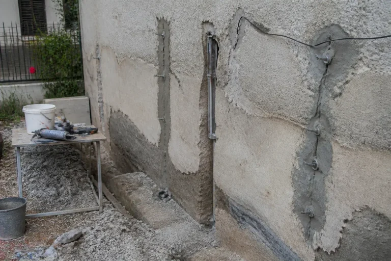 Réparation de fissures sur un mur avec matériel de travail par Proxichantier.fr